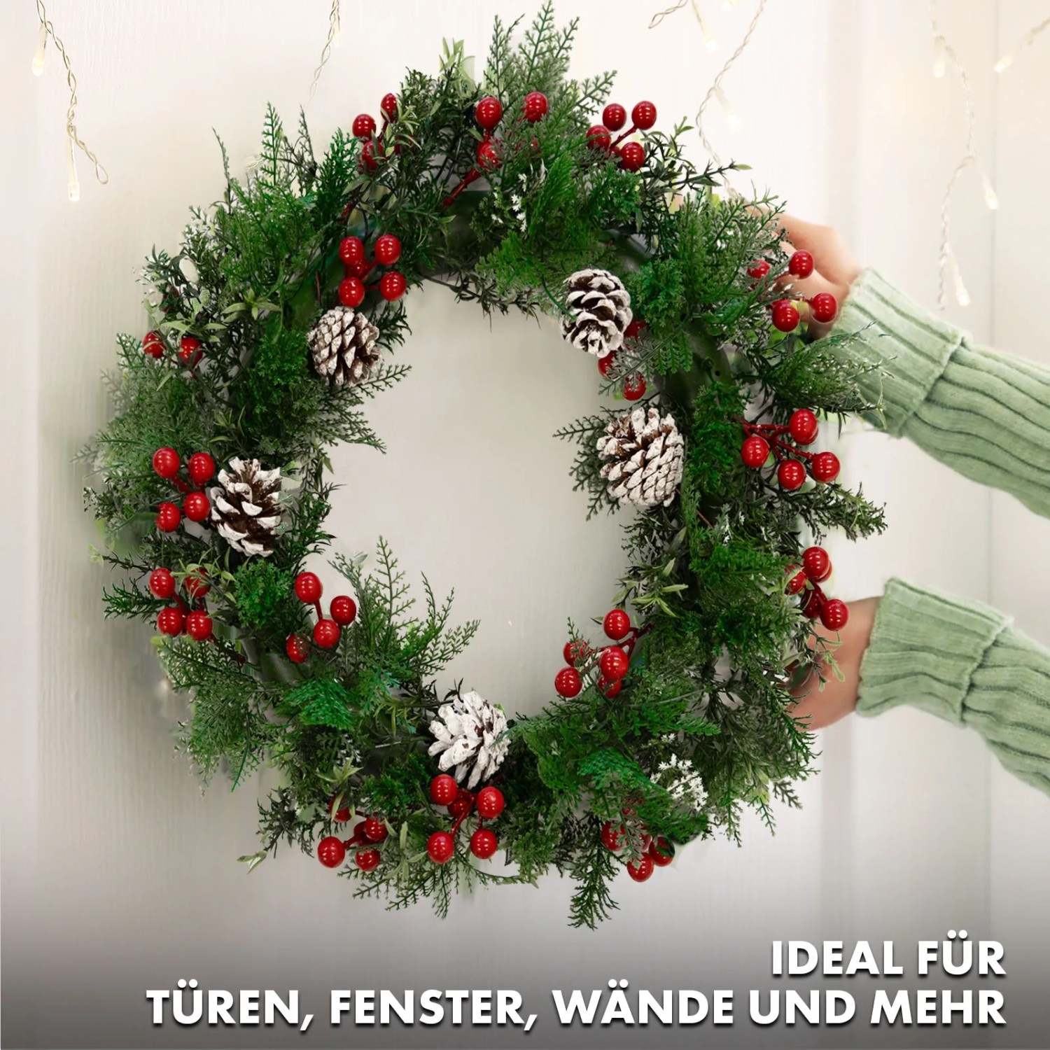 KARAT Weihnachtskranz Pinecone, 42cm, mit Tannenzapfen und roten Beeren.