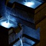 Großer Gartenbrunnen mit 4 Stufen und LED-Beleuchtung aus Polyresin.