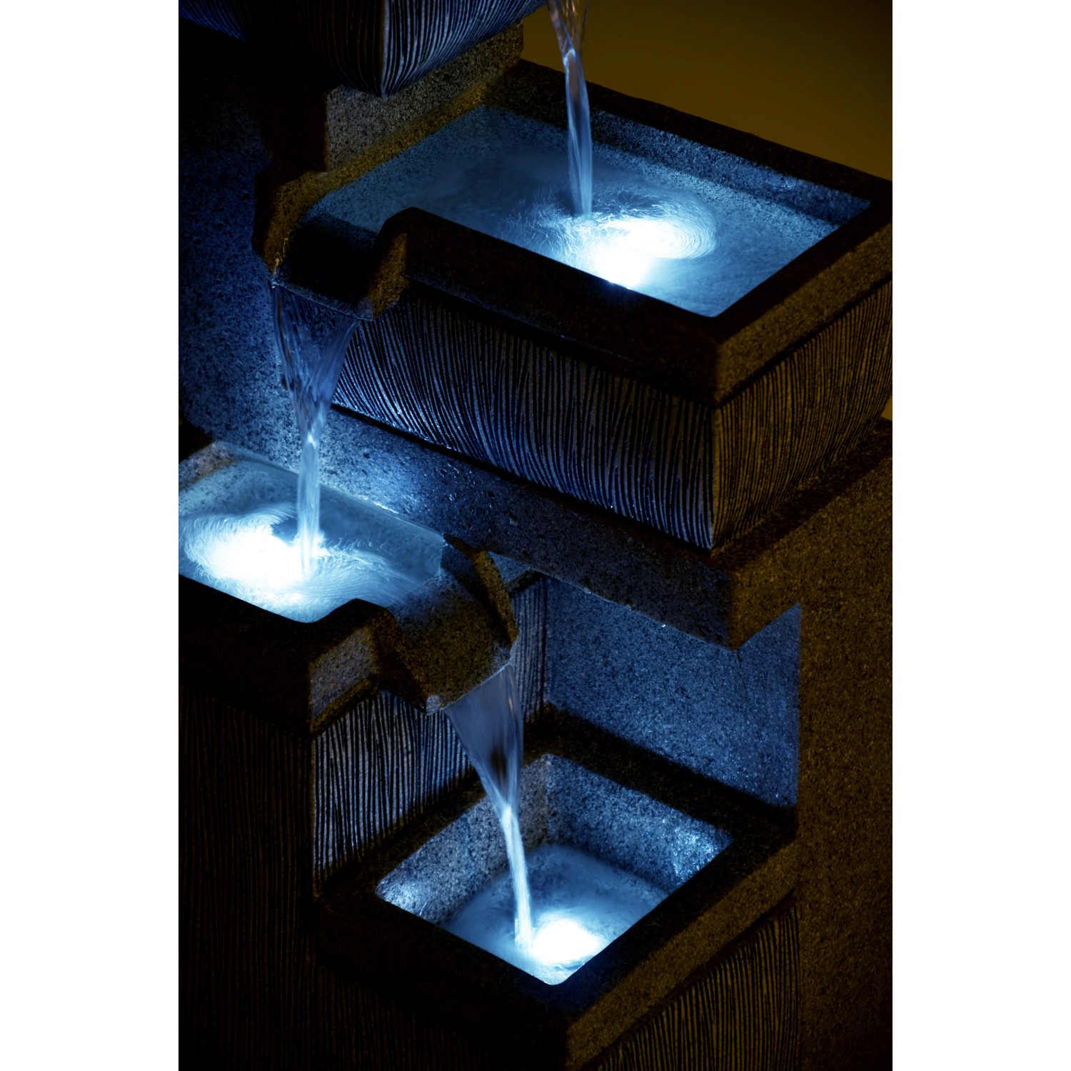 Großer Gartenbrunnen mit 4 Stufen und LED-Beleuchtung aus Polyresin.