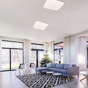 Zwei quadratische Rendl LED-Deckenleuchten mit milchfarbenem Acryl und Sensor in modernem Wohnzimmer.