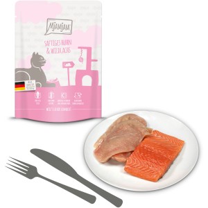 MjAMjAM Katzen-Nassfutter Saftiges Huhn & Wildlachs, 300g Packung mit Hühnchen und Lachs auf Teller.