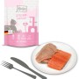 MjAMjAM Katzen-Nassfutter Saftiges Huhn & Wildlachs, 300g Packung mit Hühnchen und Lachs auf Teller.