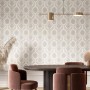 Erismann Vliestapete Versailles Royal in Taupe mit opulentem Ornament und Glimmereffekt.