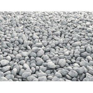 Grauer Granitkies Gletscher, Körnung 30-60 mm, als Zierkies für den Garten.