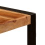 Detailansicht Esstisch: Massivholz Tischplatte mit schwarzem Metallgestell.