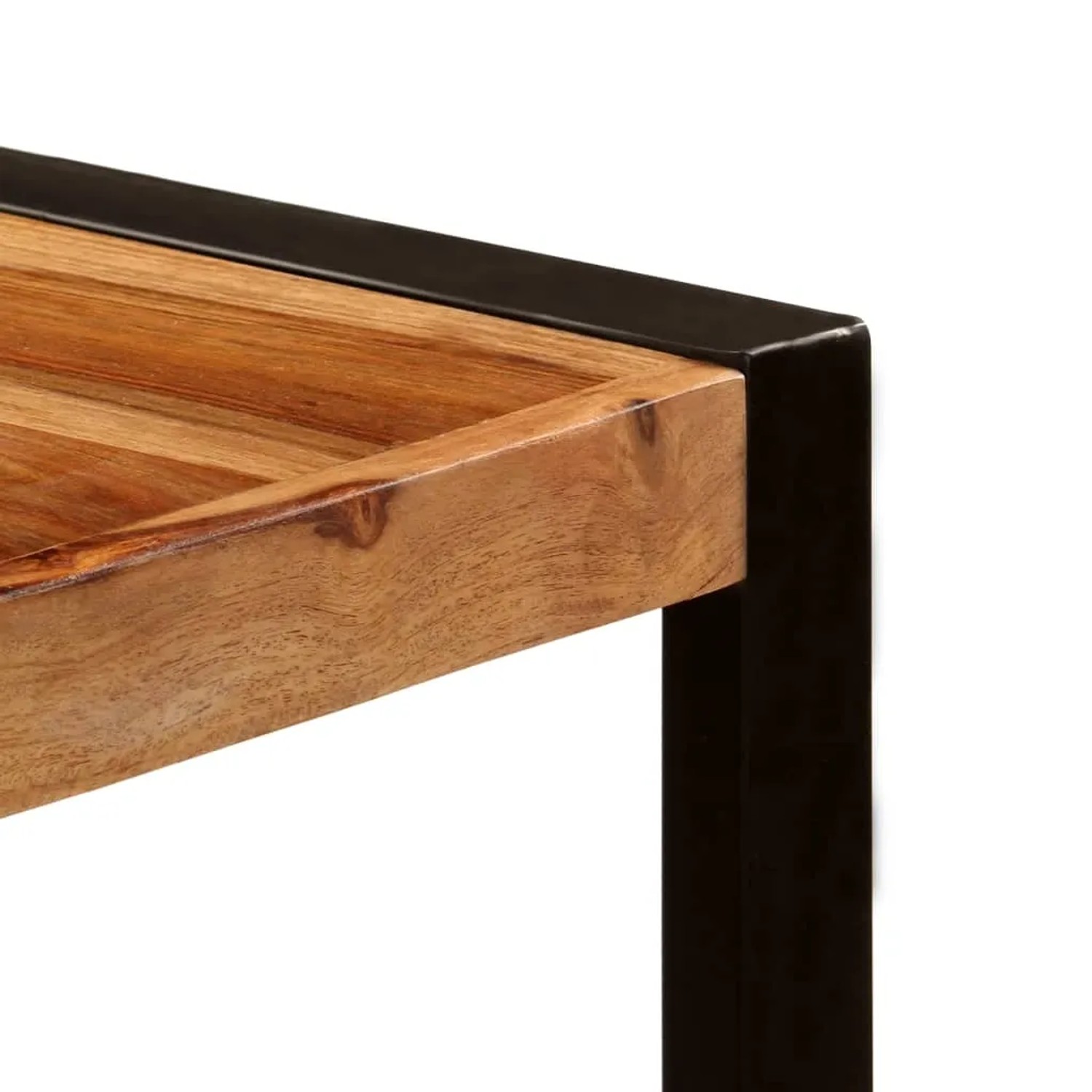 Detailansicht Esstisch: Massivholz Tischplatte mit schwarzem Metallgestell.