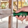 Bosch Bit-Ratschenschraubendreher im Einsatz: Schraube wird in Holz gedreht.