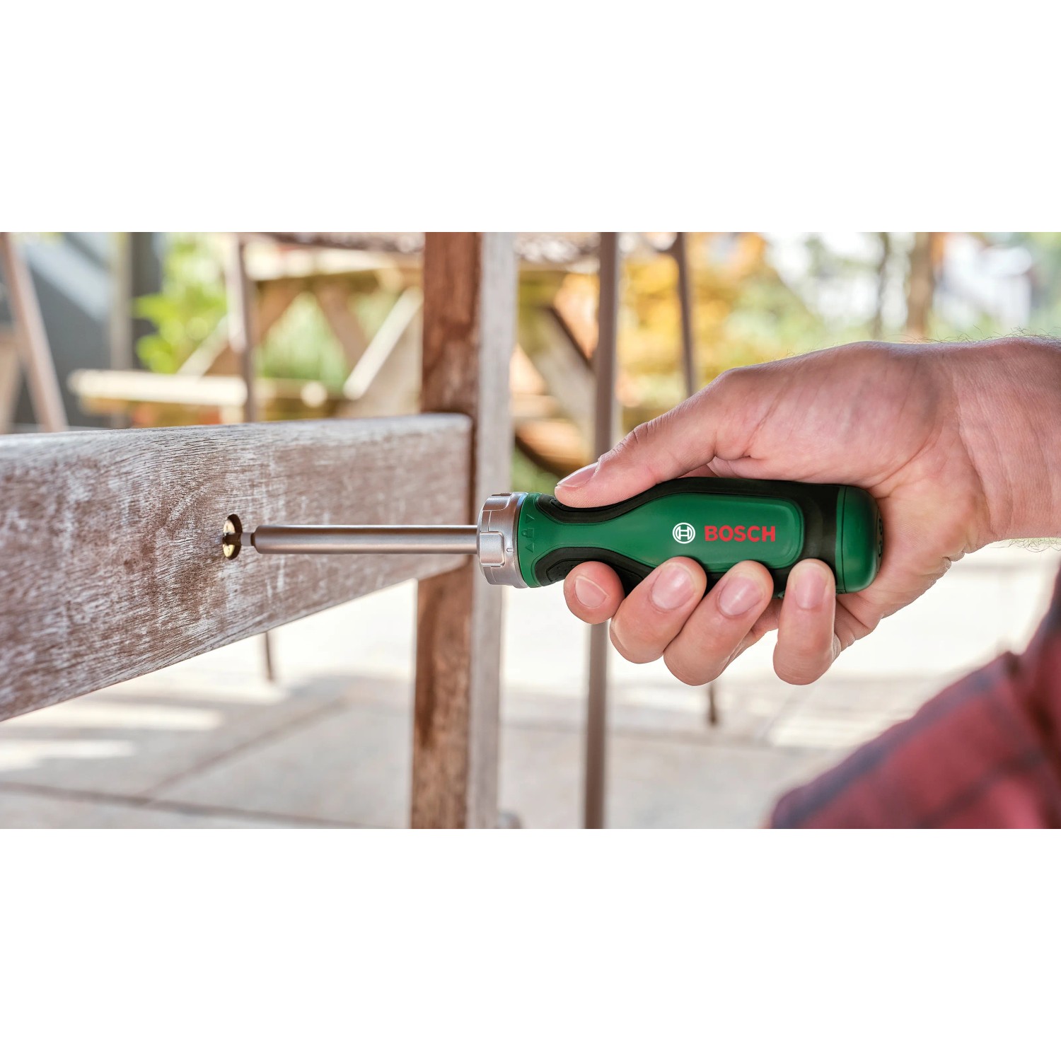 Bosch Bit-Ratschenschraubendreher im Einsatz: Schraube wird in Holz gedreht.