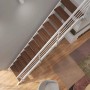 Raumspartreppe London mit 13 dunklen Buchenholzstufen und weißem Stahlgeländer. Moderne Innentreppe, Polar-Weiß.