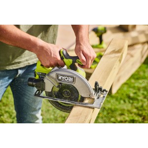 Ryobi Akku-Handkreissäge RCS18BL-0 beim Sägen von Holz, 18 V One+ Brushless, 184 mm Sägeblatt.