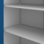 Detailaufnahme: Grauer Jan Nowak Metall-Büroschrank JAN II mit blauer Seite und verstellbaren Einlegeböden.