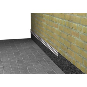 Alu Kappleiste, stranggepresst, 56mm breit, als Dachabschluss an einer Mauer montiert.