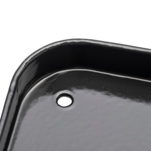 Detailaufnahme: Char-Broil Universalgrillplatte Plus, Grillzubehör aus emailliertem Stahl mit Rand und Fettablaufloch.