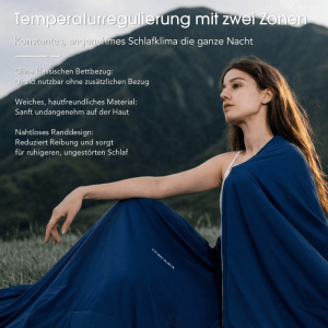 Frau in blauer CHICASA Kühlende Duo-Wendedecke in Berglandschaft. Betont weiches Material, Temperaturregulierung für angenehmes Schlafklima.