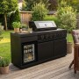 Schwarze Buschbeck Outdoorküche Dublin mit Getränkekühlschrank und vier Brennern im Garten.