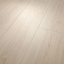 Helle, wasserfeste Egger NatureSense Aqua Laminat Dielen in Weiß mit Holzoptik.