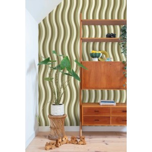 ESTAhome Vliestapete mit wellenförmigen Streifen in Grün und Beige, dekoriert eine Wand im Wohnraum.