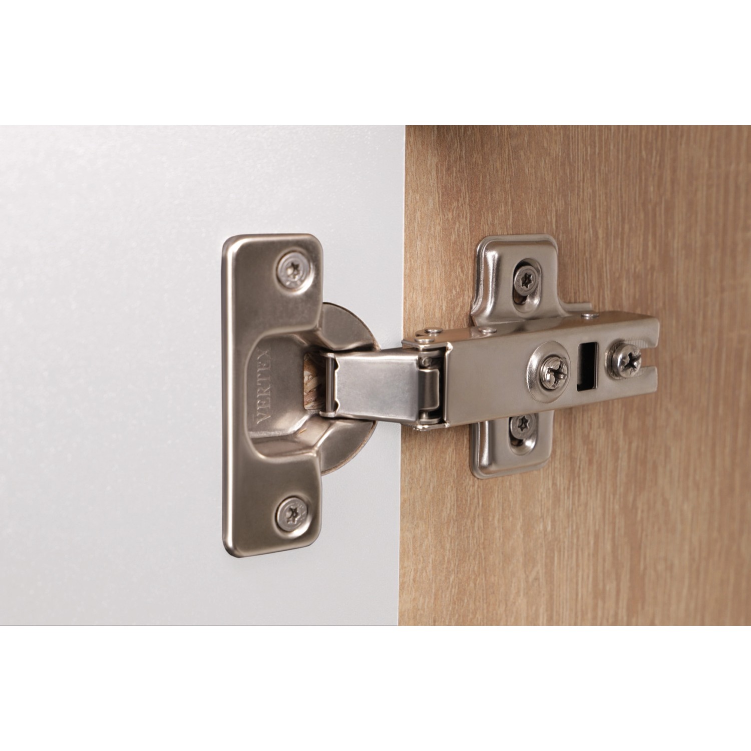 Detailaufnahme: Scharnier einer weißen Respekta Küchenmöbel-Tür mit Soft-Close Funktion.