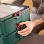 Grüne Bosch Systembox S mit Deckelbox, gestapelt und verriegelt.