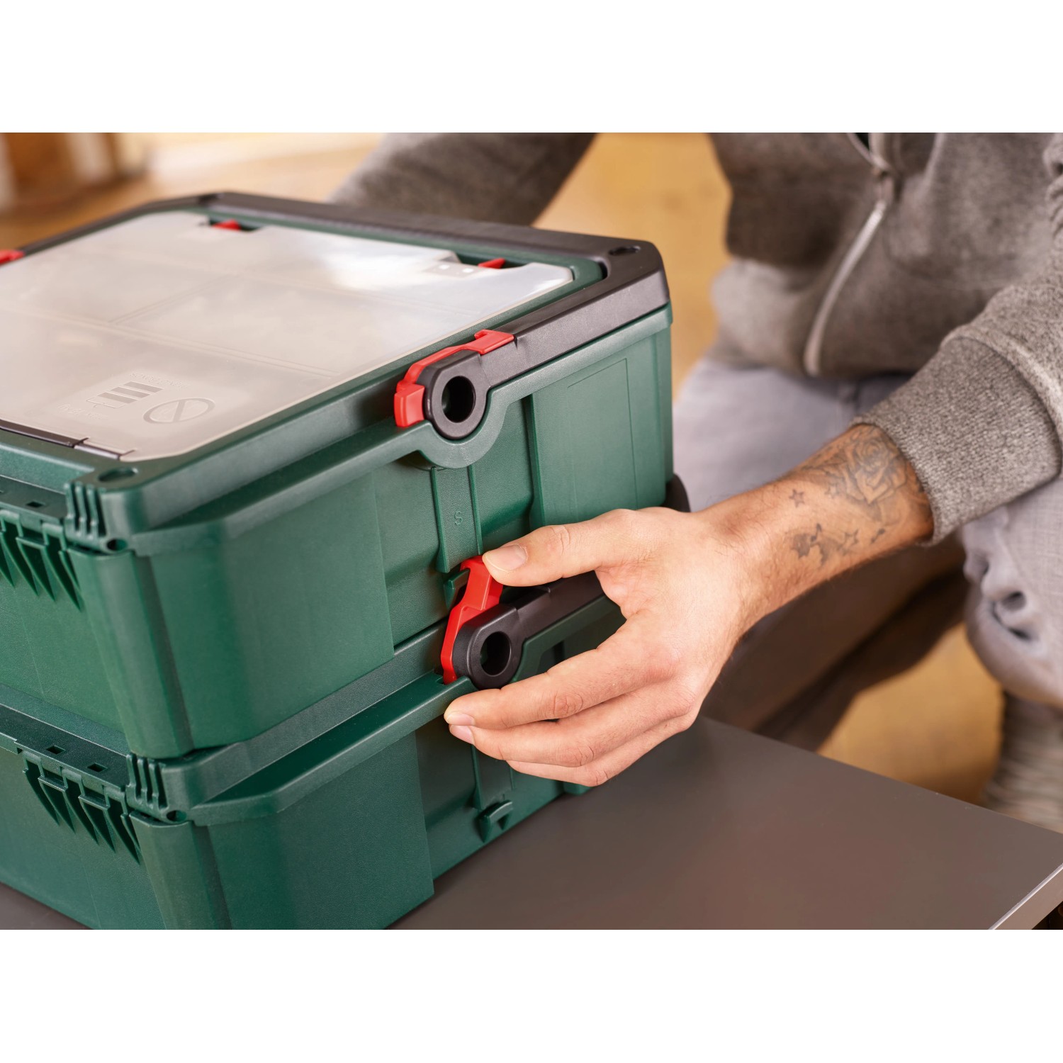 Grüne Bosch Systembox S mit Deckelbox, gestapelt und verriegelt.