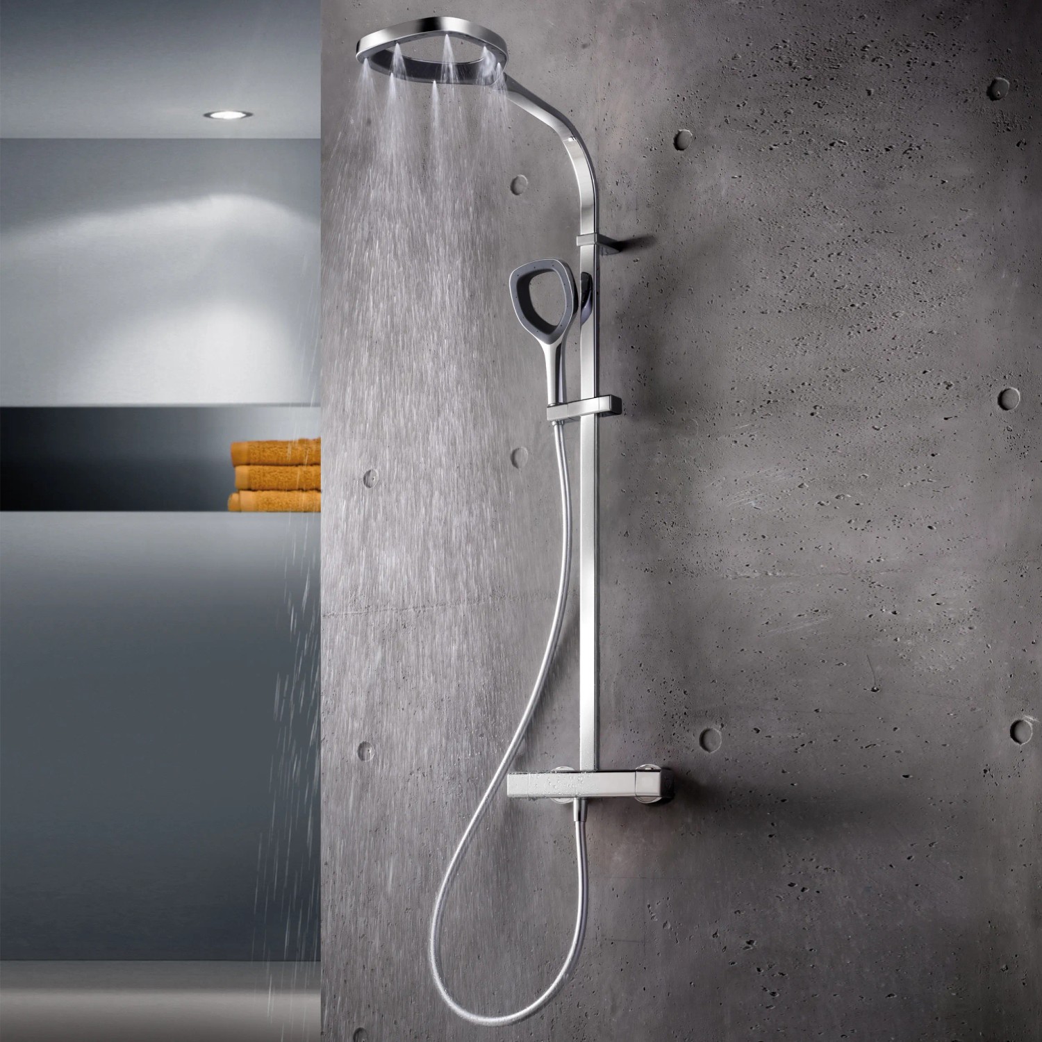 Breuer Duscharmatur Aquamaxx Splash Schwarz mit Kopf- und Handbrause unter laufendem Wasser.