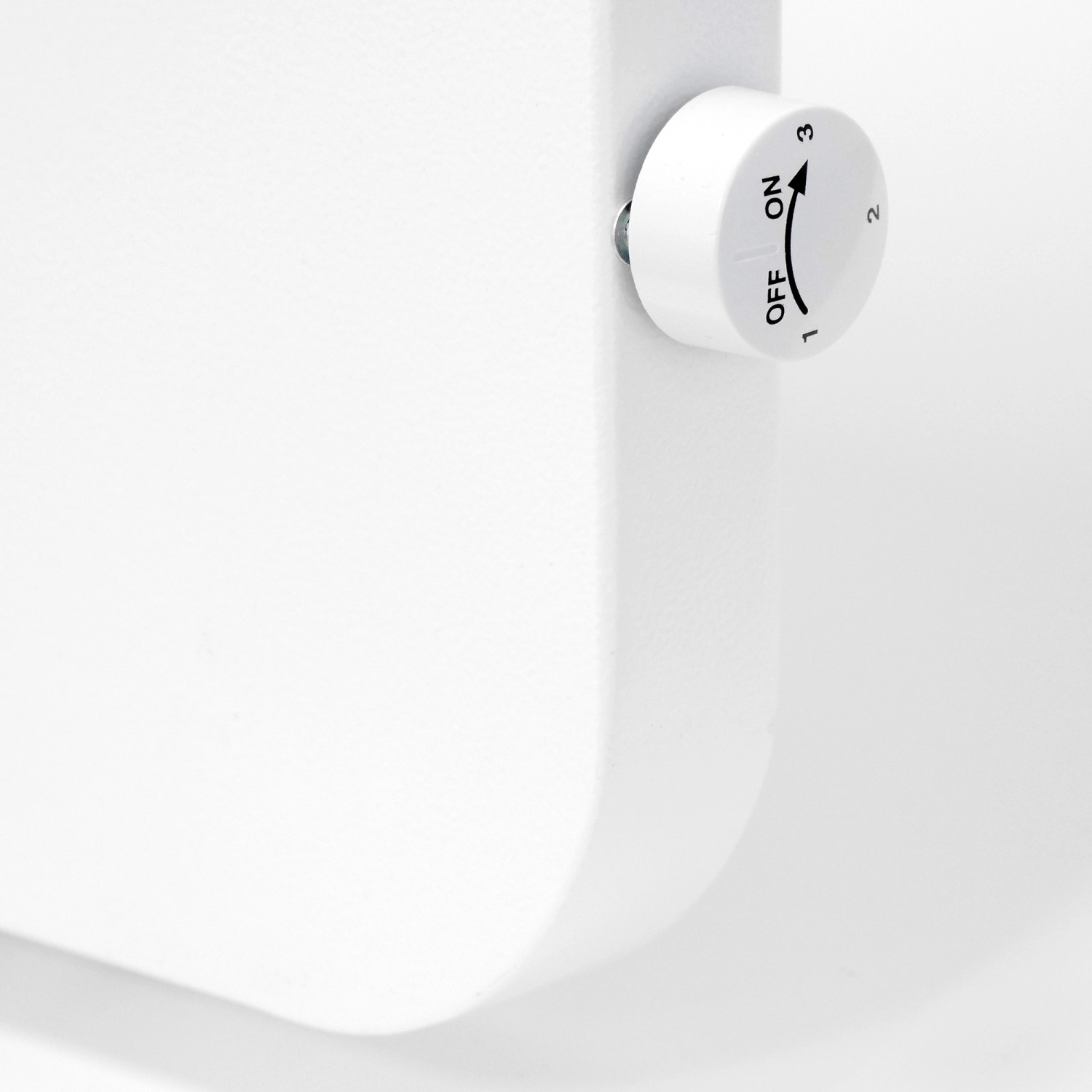 Detailaufnahme: Thermostat der weißen Vasner Konvi Plus Hybridheizung.