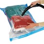 Wenko Vakuum Aufbewahrungssystem 2er-Set (90x56cm) mit Staubsauger beim Luftabsaugen.