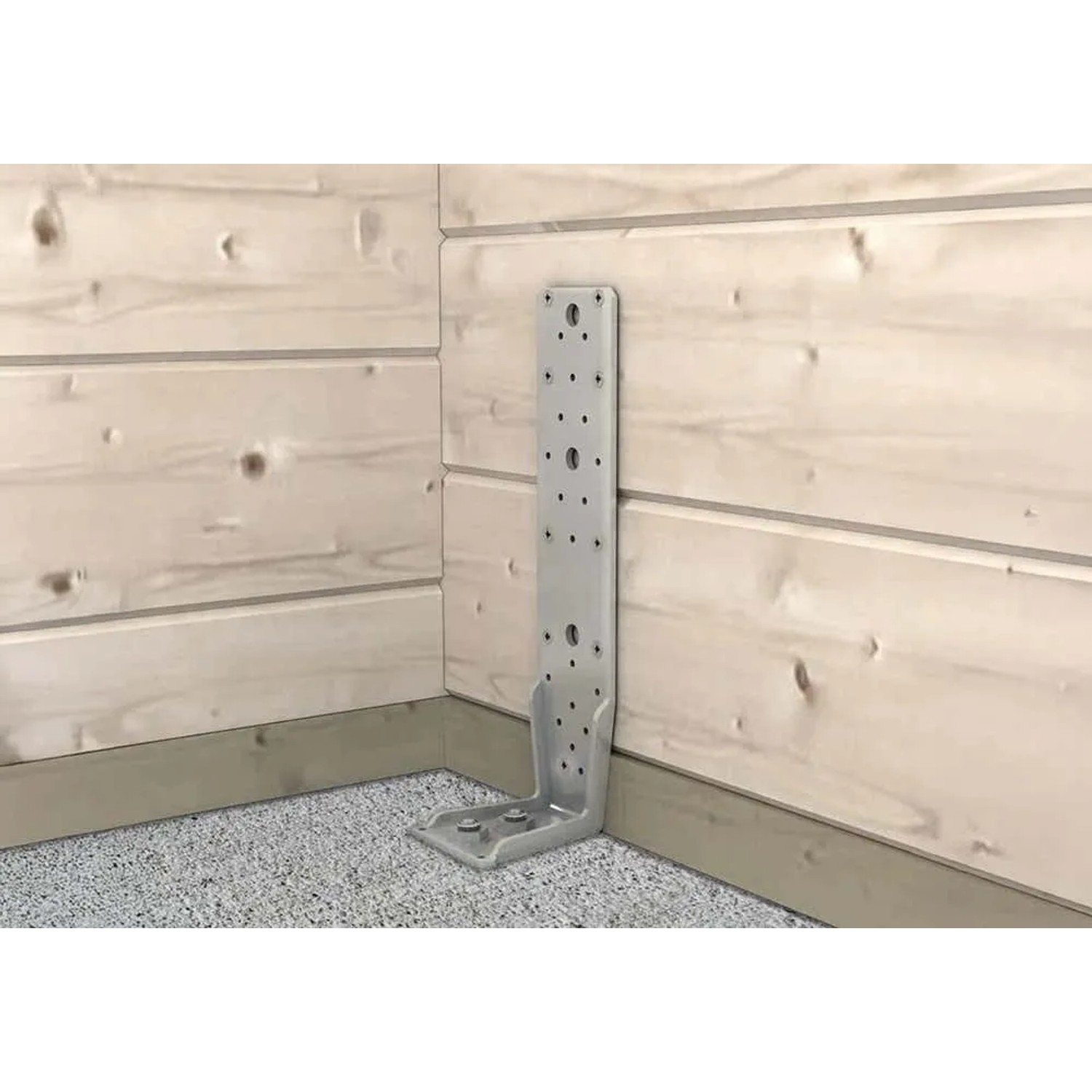 Detailaufnahme eines Montagewinkels zur Befestigung eines Alpholz Gartenhauses.