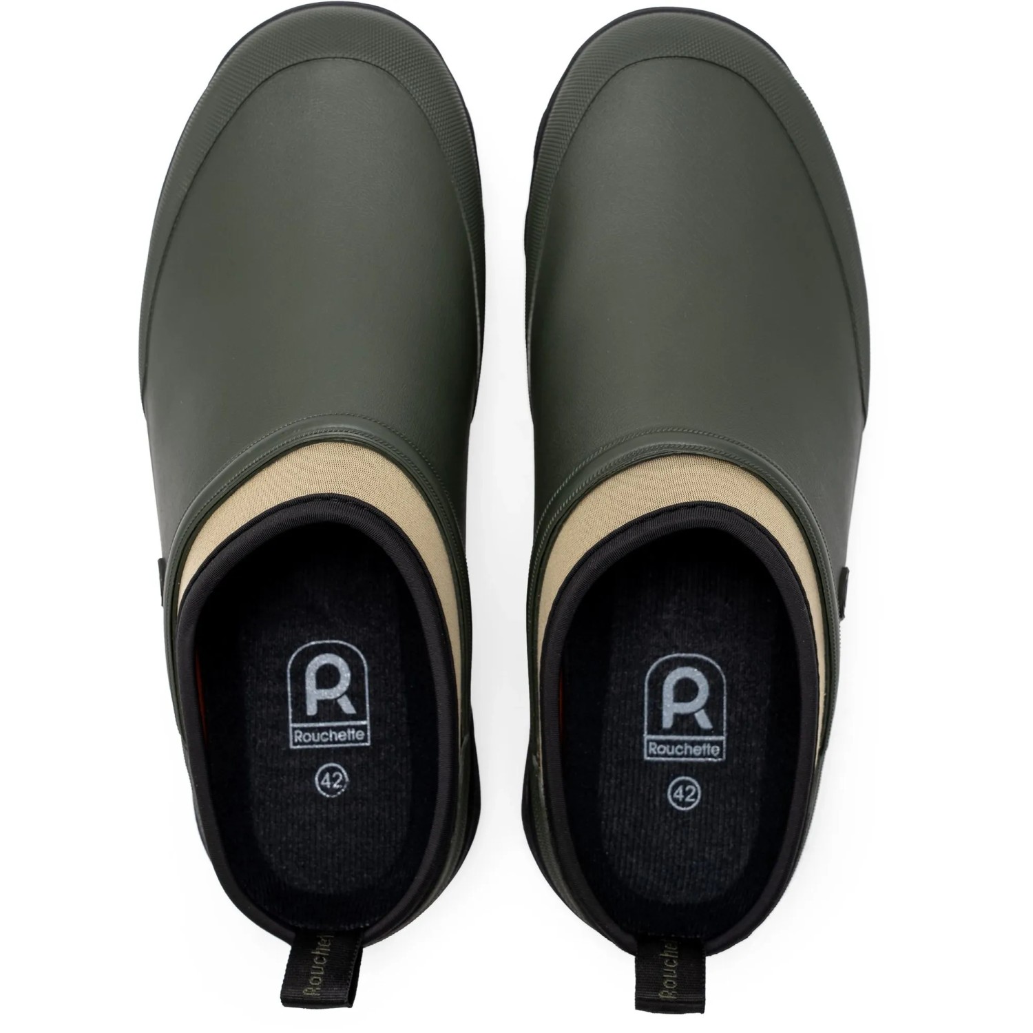 Ein Paar khakifarbene Rouchette Clog Clean Land Gartenclogs mit beigem Neoprenrand. Robust, isolierend und bequem.