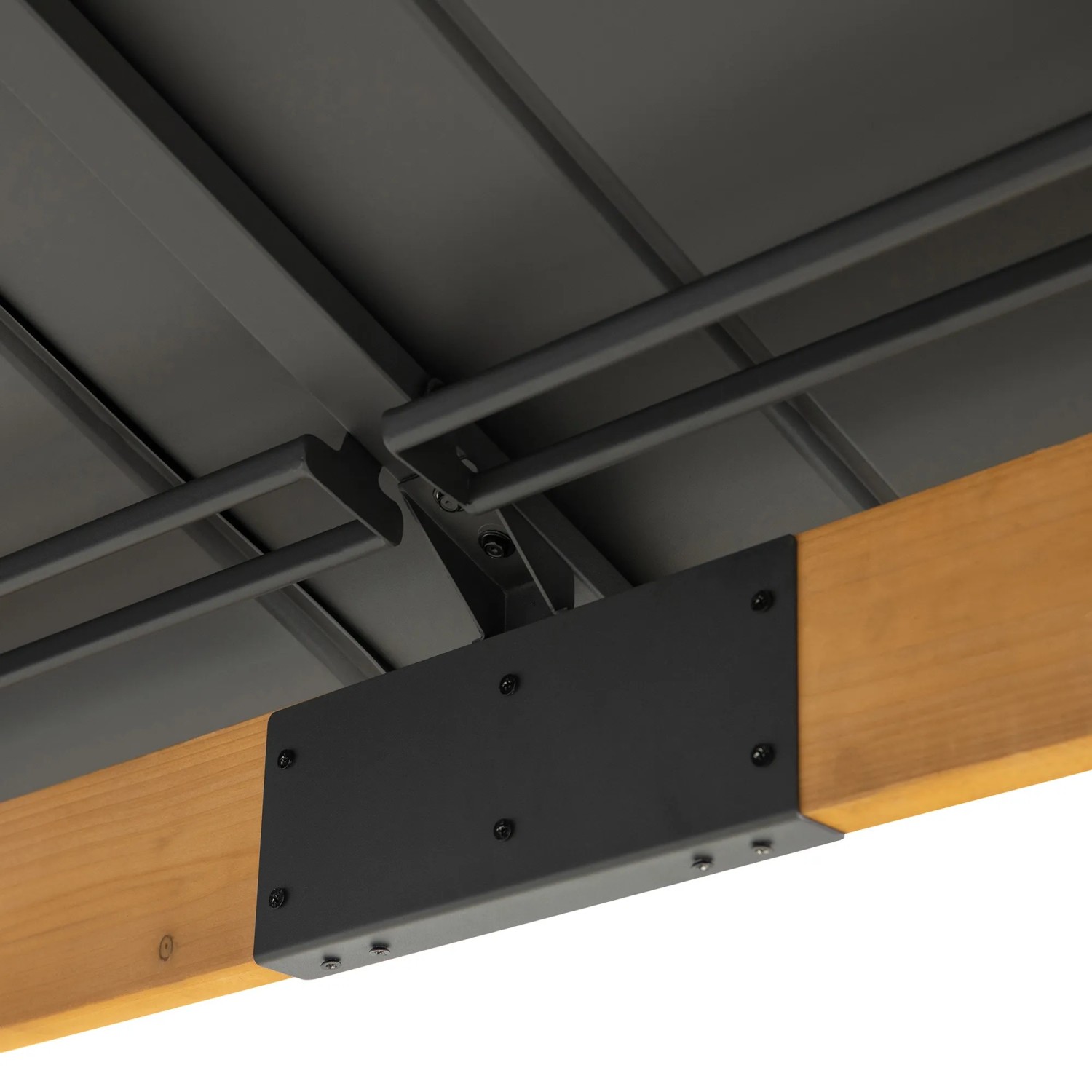 Detailansicht des Sunjoy Gazebo Rimo: Zedernholz-Rahmen und anthrazitfarbenes Stahldach.