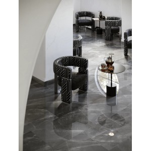 Verlegtes Feinsteinzeug Bodenfliese Opus, 60x30 cm, in dunkler Marmor-Optik, poliert.