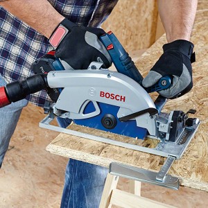 Bosch Professional Akku-Kreissäge GKS 18V-68 GC in Aktion beim Holzsägen.