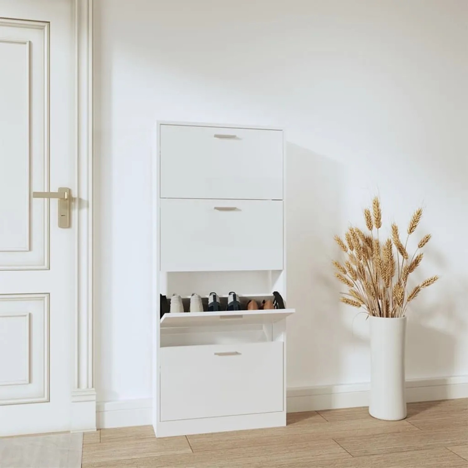 Hochglanz-weißer vidaXL Schuhschrank mit 4 Klappen, eine offen mit Schuhen, aus Holzwerkstoff im Flur.