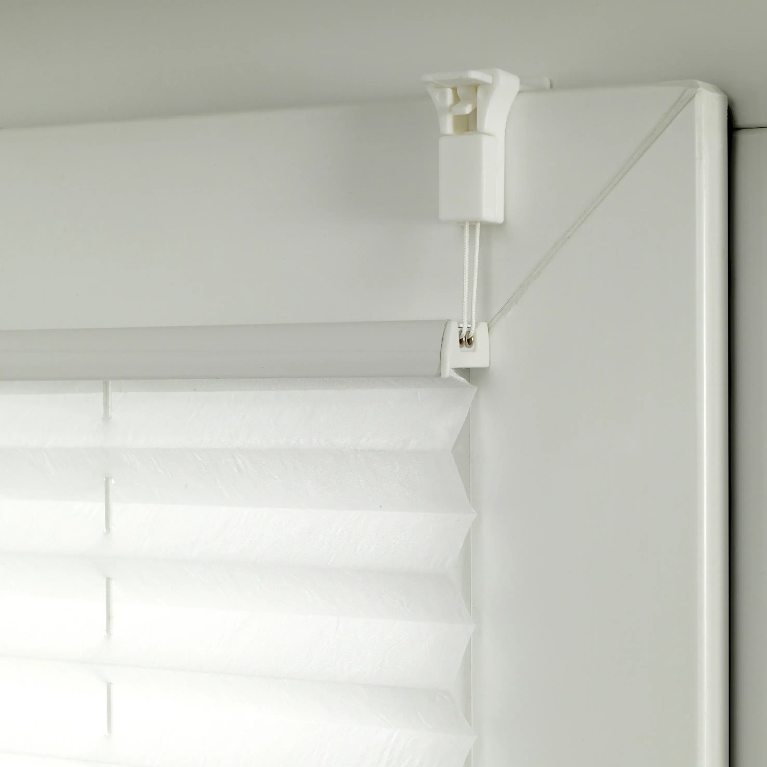 Gardinia EasyFix Plissee Greta, 50x130 cm, mintgrün, am Fensterrahmen befestigt.
