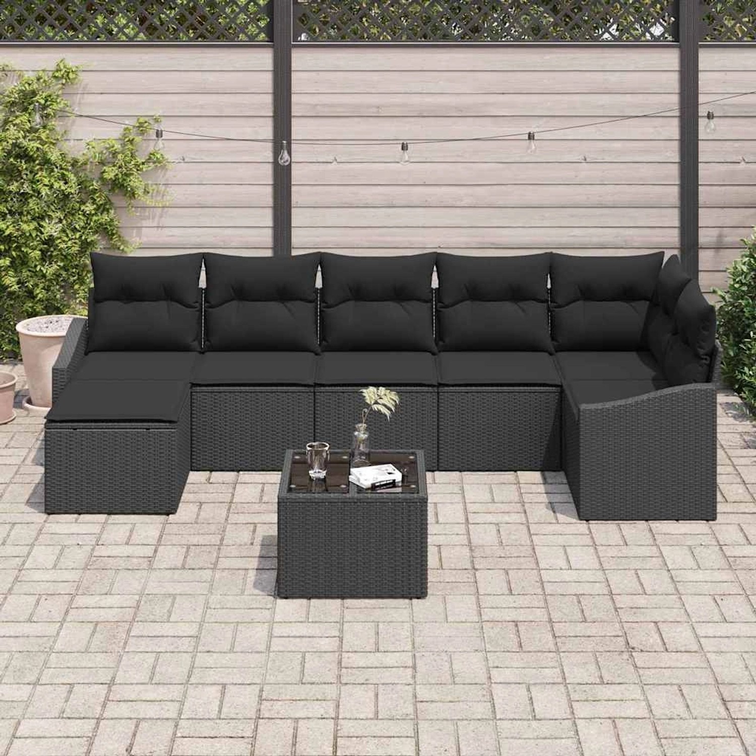 Schwarzes 8-teiliges vidaXL Garten-Sofa-Set aus Poly Rattan mit Tisch und Auflagen.