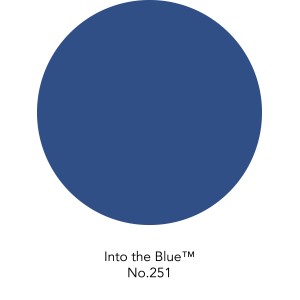 Farbfleck der ELLE DECORATION Wandfarbe Into The Blue No. 251, matte blaue Wandfarbe.