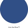 Farbfleck der ELLE DECORATION Wandfarbe Into The Blue No. 251, matte blaue Wandfarbe.