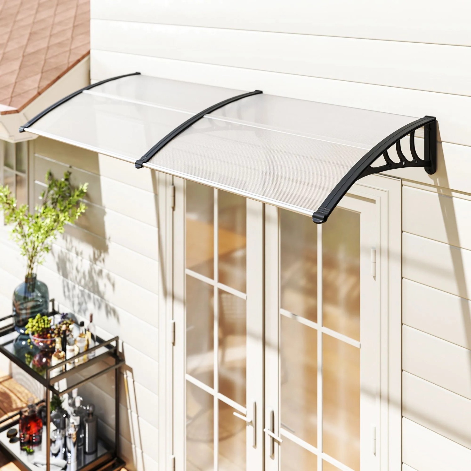 Transparentes Outsunny Pultvordach aus Polycarbonat über einer Tür. Gebogener Wetterschutz für Türen und Fenster.