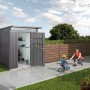 Dunkelgraues Biohort Metall-Gerätehaus AvantGarde mit offener Doppeltür, innen Regale. Im Garten spielen Frau und Kind mit Laufrad.