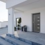 Moderne anthrazitfarbene Haustür Thermospace Oslo Prime (110x210 cm) mit Edelstahl-Applikationen und Anschlag links.