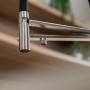VIZIO 3-Wege Küchenarmatur aus Edelstahl mit schwenkbarem Auslauf und Handbrause, gebürstet.