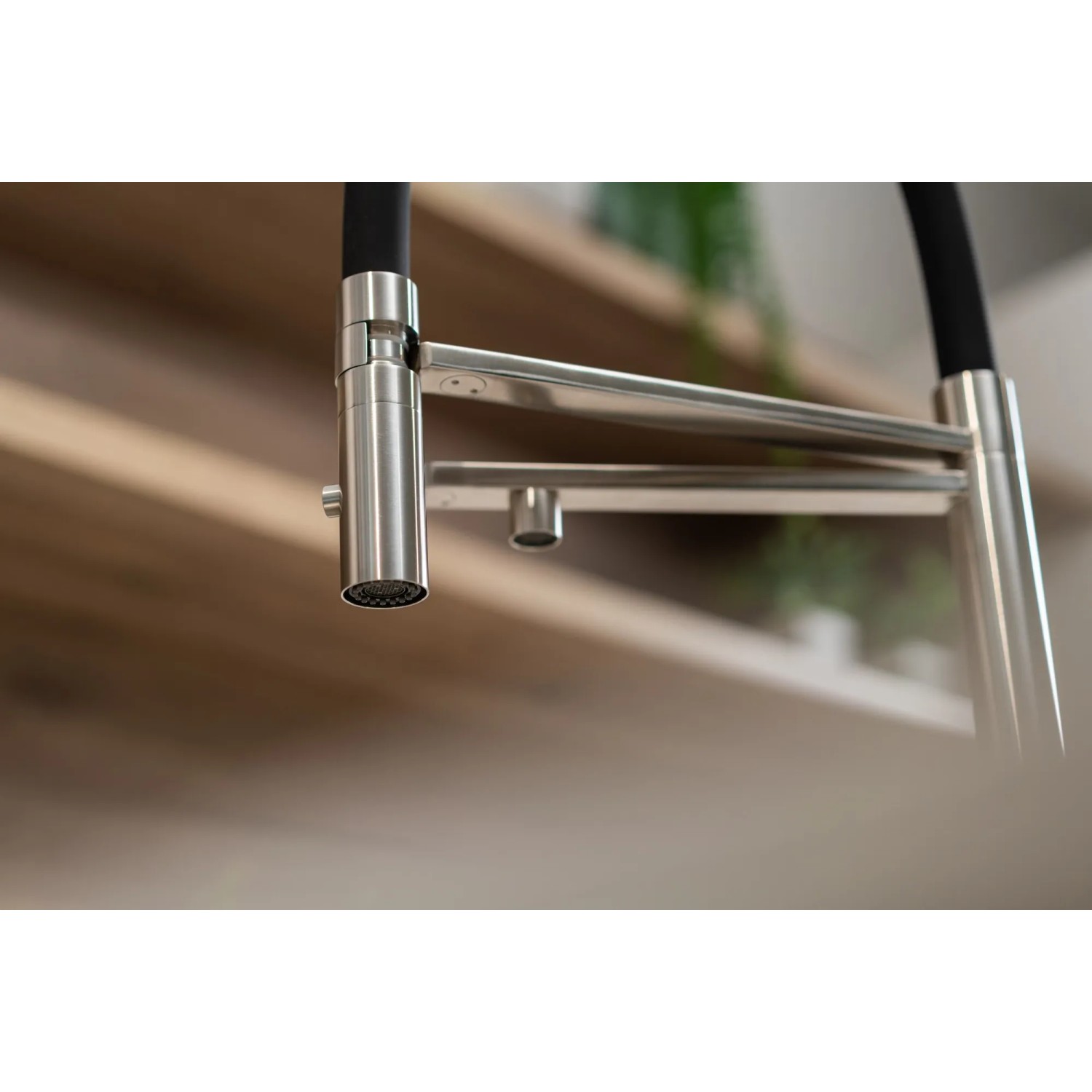 VIZIO 3-Wege Küchenarmatur aus Edelstahl mit schwenkbarem Auslauf und Handbrause, gebürstet.