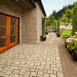 Verlegte Florco Naturstein-Klickfliese Stone Travertine auf einer Terrasse.
