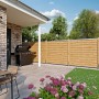T & J Sichtschutzzaun Maxi Massiv Lärche Optik, 180x180 cm, im Garten aufgebaut.