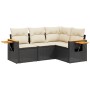 Schwarze 4-tlg. Garten-Sofagarnitur aus Rattan mit cremefarbenen Kissen und Ablagetischen.