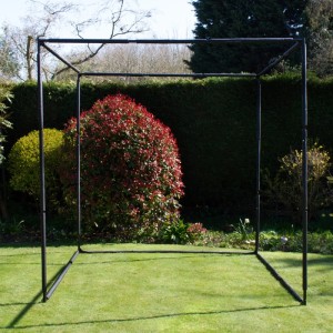 Monstershop Golfnetz Übungskäfig mit schwarzem Stahlrahmen im Garten.