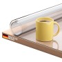Transparente Björn&Schiller Tischschutzfolie (90x160 cm) aus PVC mit Tasse auf Tisch.