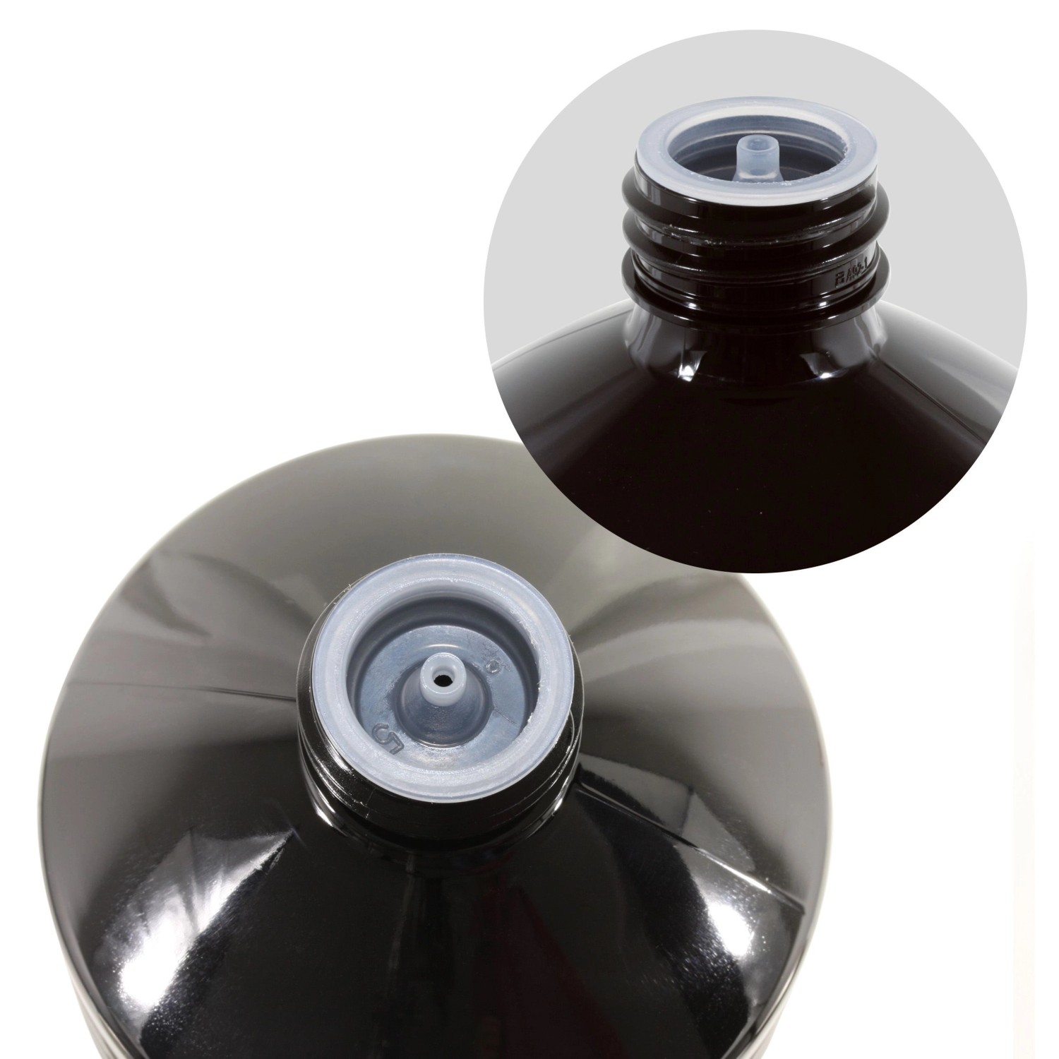 Detailaufnahme einer Flasche Flambiol Petroleum Heizöl 1l, Verschluss mit Einfüllhilfe.