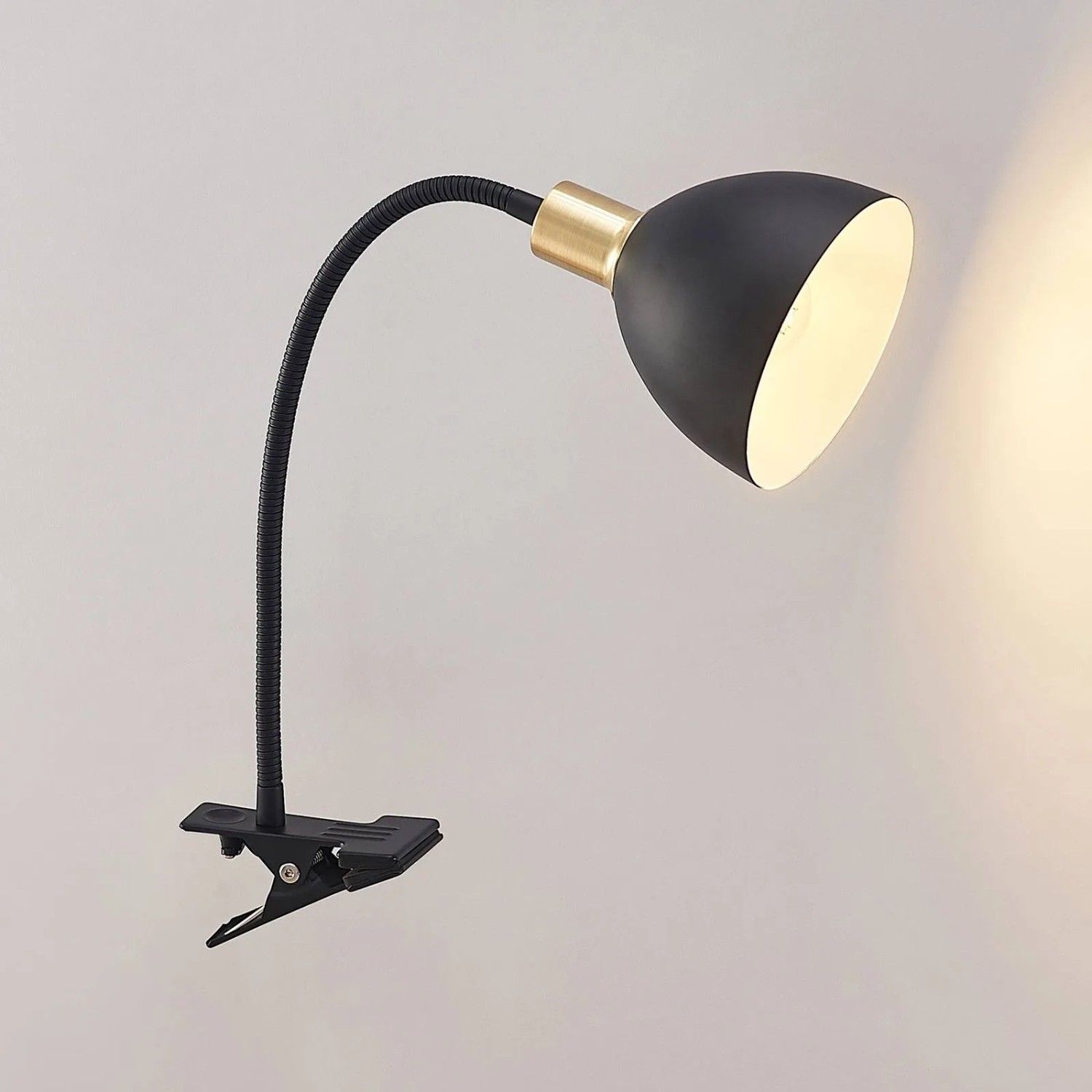 Moderne Lindby Klemmleuchte Genora in Schwarz aus Metall für Wohnzimmer.