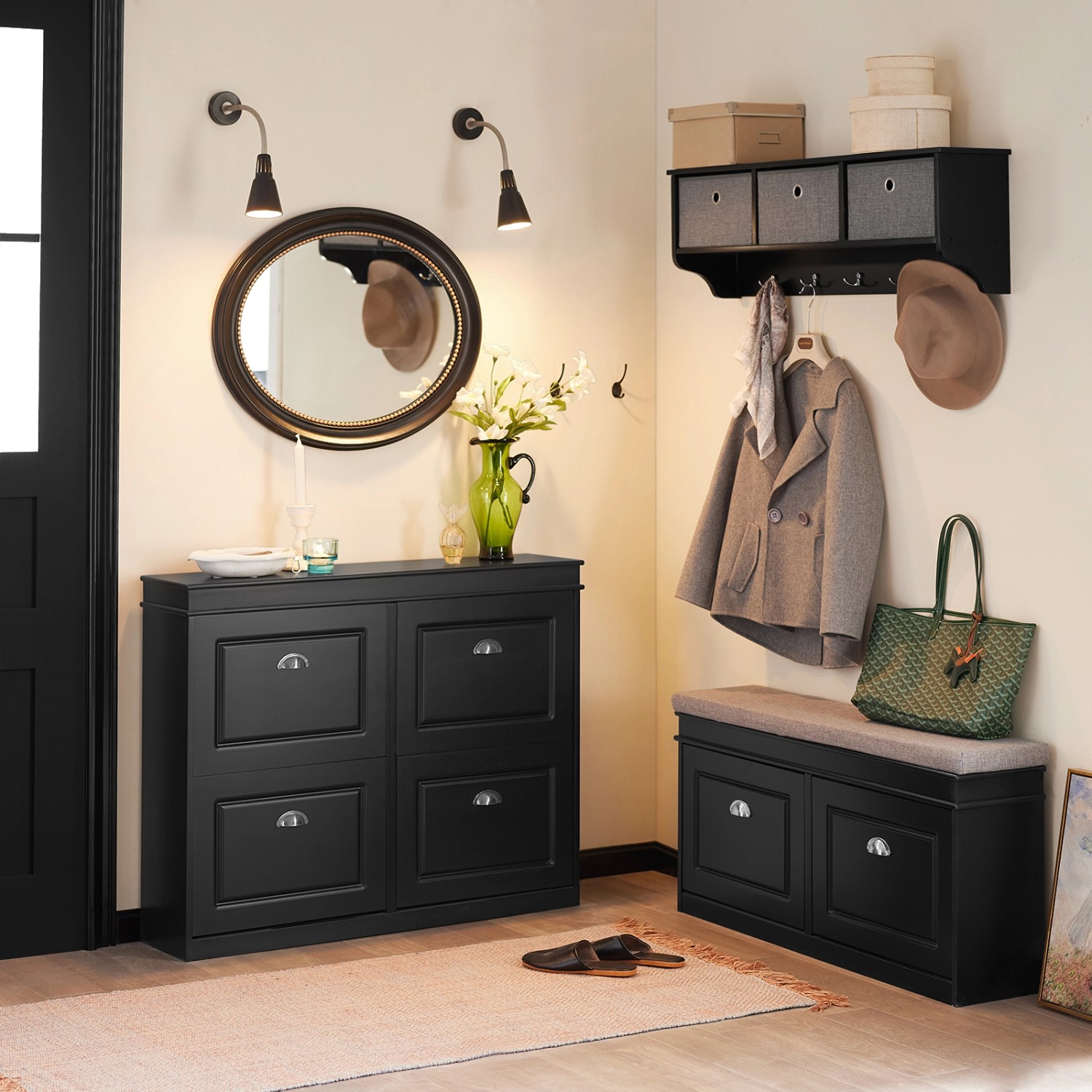 Schwarzer SoBuy Schuhschrank FSR79-SCH mit 4 Klappen im Flur.